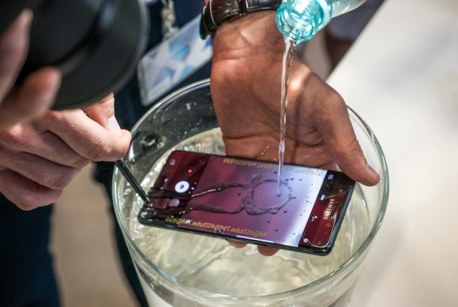 Смартфоны Xperia Z3 были объявлены водонепроницаемыми, но производитель предостерегал от использования этих устройств под водой и часто не хотел ремонтировать затопленные по гарантии