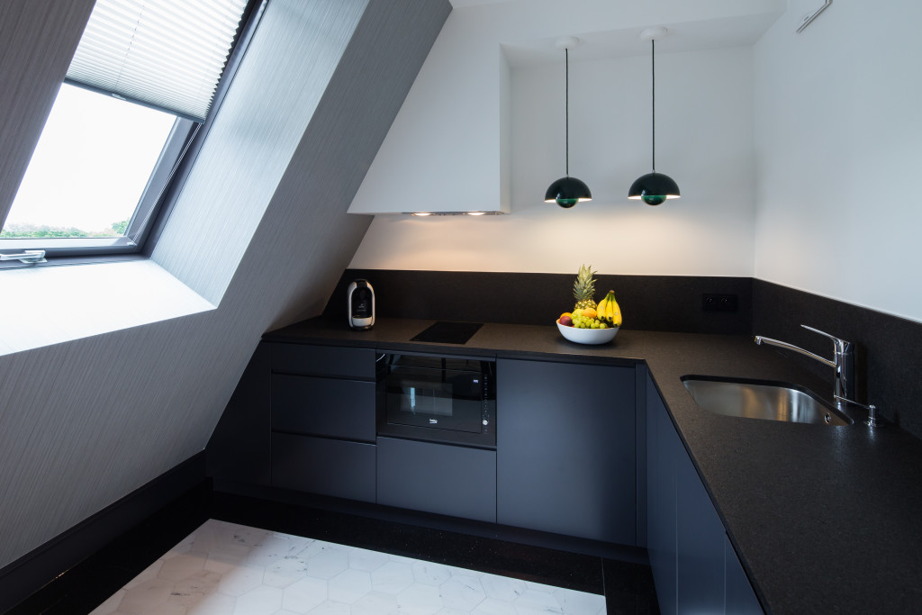 Как известно, темный цвет уменьшается, в случае маленькой кухни темные кухонные фасады еще больше оптически уменьшат помещение